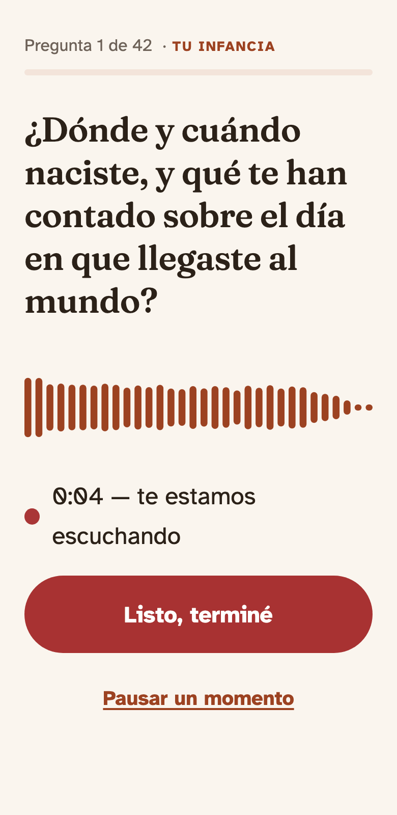 Grabando una respuesta: la pregunta arriba, la onda de voz y el botón «Listo, terminé».